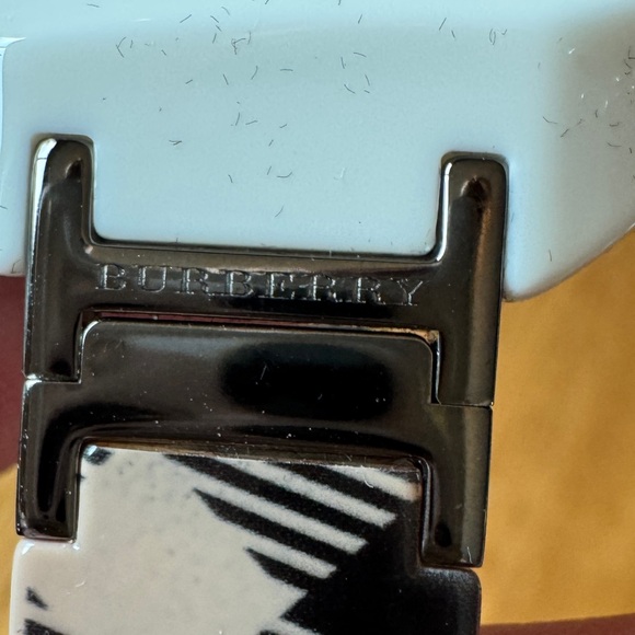 NEW🔥Burberry Sunglasses with Bold Nova Check and Logo Hardware/Clamshell CASE 😎 - Picture 7 of 11